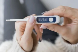 Підвищена температура без видимих причин: що це може означати і коли варто звертатися до лікаря?